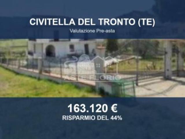 Immobile in asta di 362 m con più di 5 locali e box auto in vendita a Civitella del Tronto