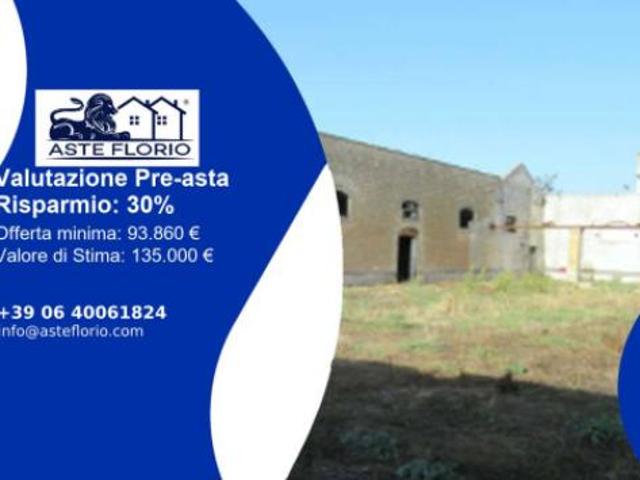 Immobile in asta di 692 m con più di 5 locali in vendita a Squinzano