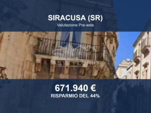 Immobile in asta di 750 m con più di 5 locali in vendita a Siracusa