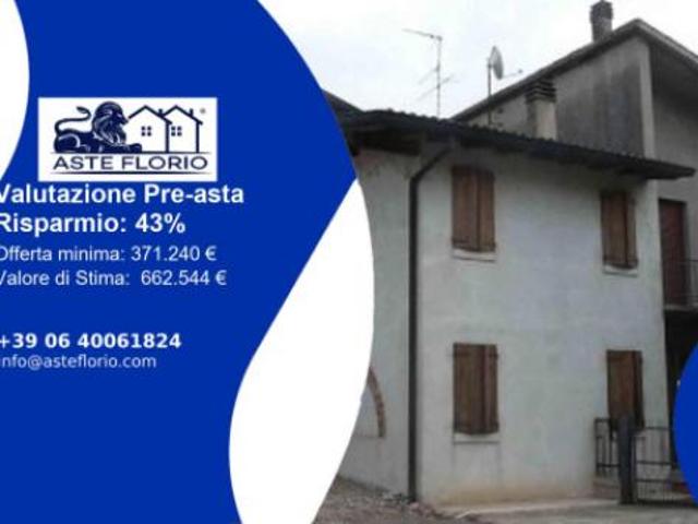 Immobile in asta di 756 m con più di 5 locali e box auto in vendita a Concamarise