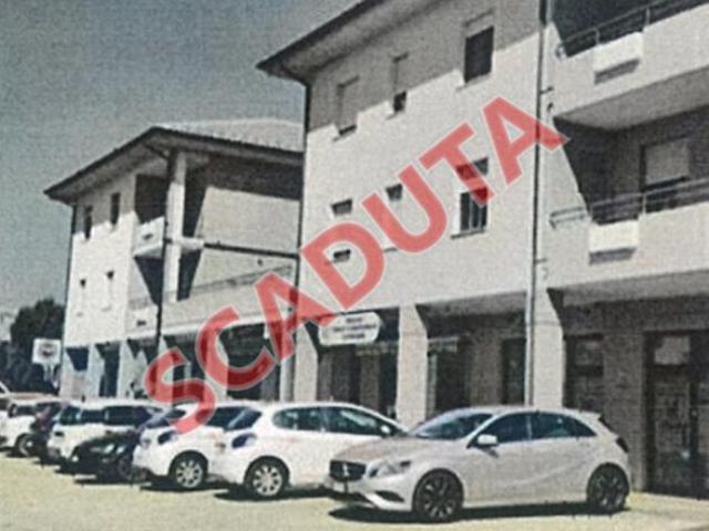 Immobile in asta di 780 m con più di 5 locali in vendita a Camerino