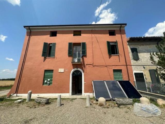 Immobile in asta di 870 m con più di 5 locali e box auto in vendita a Piacenza