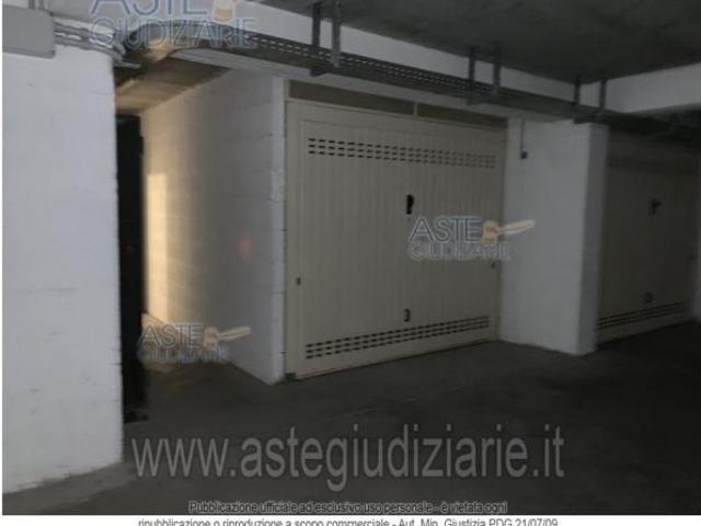 IMMOBILI IMMOBILE COMMERCIALE Via Lago di Nemi 8
