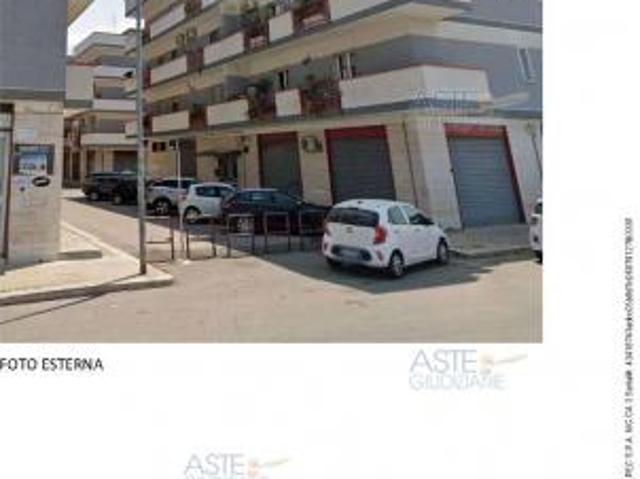 IMMOBILI IMMOBILE COMMERCIALE Via Ludovico D'Angiò 26