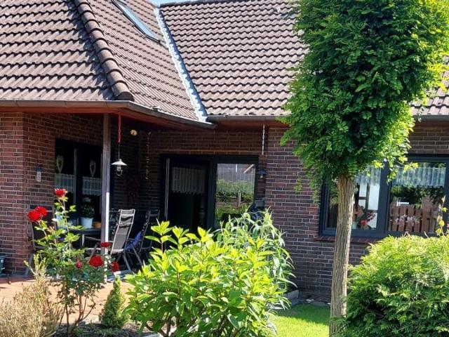 Immobilie mit mehreren Wohnbereichen in Friedeburg Neues Carport und neue Heizung