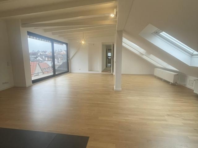 ImmobilienPunkt*BENEIDENSWERTES PENTHAUS IM BELIEBTEN BODENHEIM