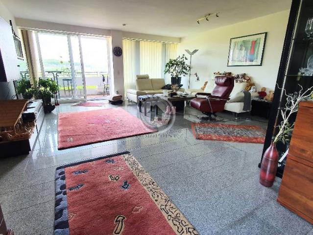 ! ImmoPoint ! ALTENGERECHTES Wohnen mit SCHWIMMBAD + SAUNA + BALKON + TERRASSE + 2 GARAGEN. !