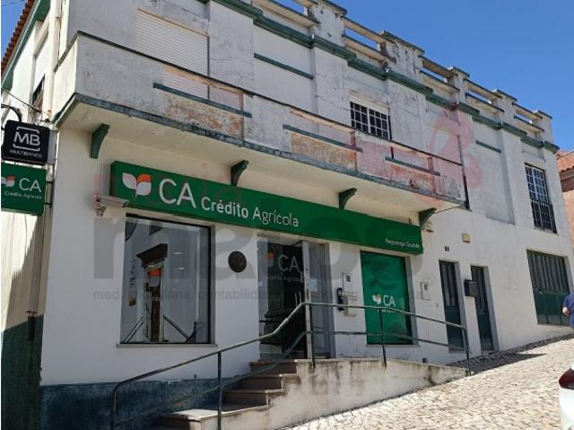 Imóvel com 68m2 e terraço com 59 m2 localizado na Freguesia do Reguengo Grande
