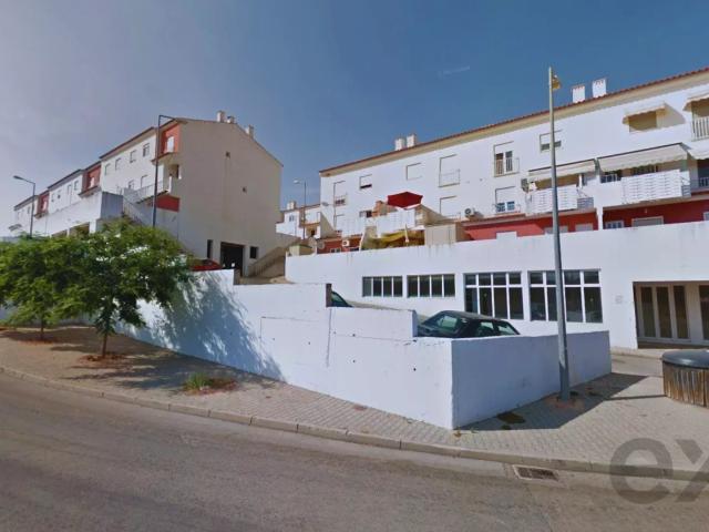 Imóvel Combinado: Armazém/Espaço Comercial com direito exclusivo a garagem de 25