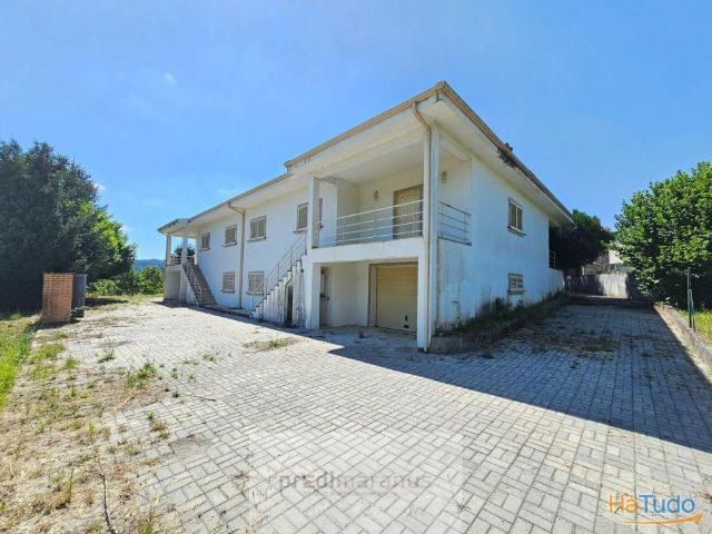 Imóvel composto por 2 moradias geminadas T3, 3 frentes, cada uma com 1371,6 m2 de terreno | 26083788992
