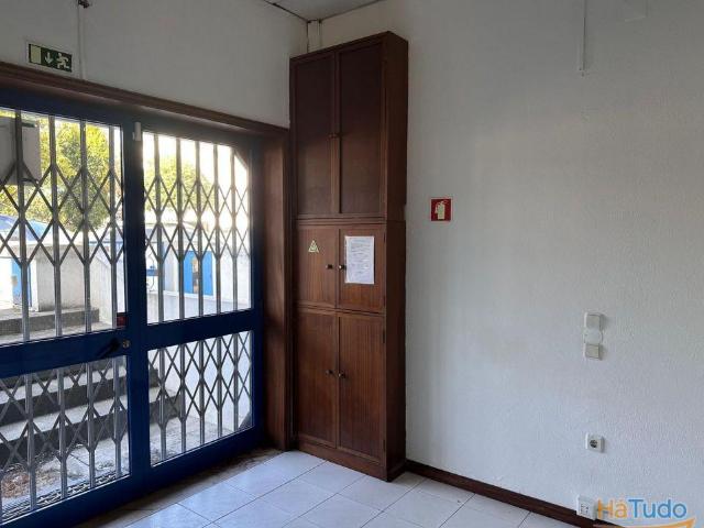 Imóvel situado na zona da Maia, com alvará para comércio 96m², com área de escritório e e. | 26064056956