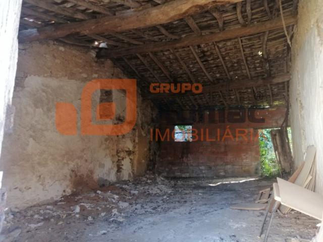 Imóvel para recuperação total no centro do Olho Marinho Óbidos
