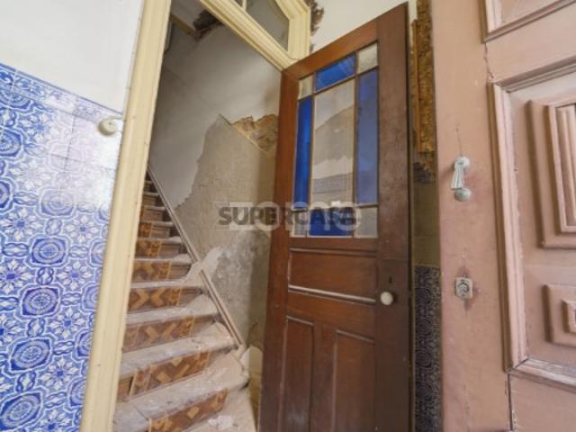 Imóvel para reconstruir na baixa da Figueira da Foz, junto à Marina!
