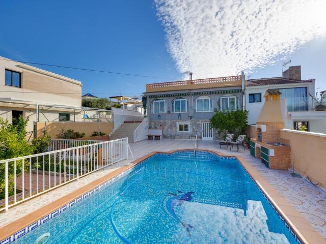 Imagina vivir rodeado de tranquilidad y luz en este encantad. m² Torrevieja
