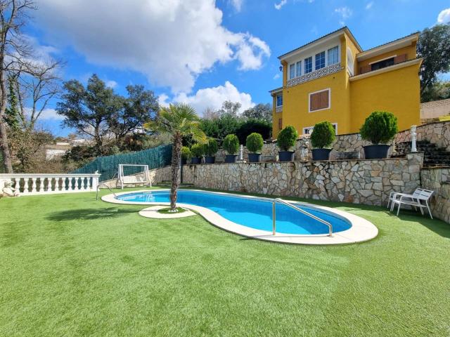 Impecable casa de 3 plantas, con 6 dormitorios, 3 baños, piscina y licencia turística