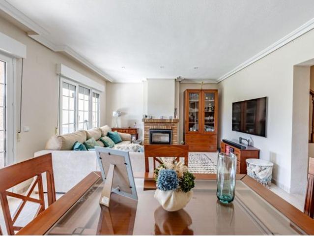 IMPECABLE CHALET PARA VIVIR EN UNA PLANTA CON PORCHE, JARDÍN Y PISCINA A 25 MINUTOS DE MADRID