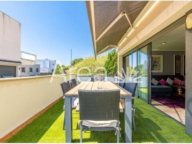 IMPECABLE VIVIENDA EN ESQUINA CON TERRAZA A NIVEL.Muy elegante