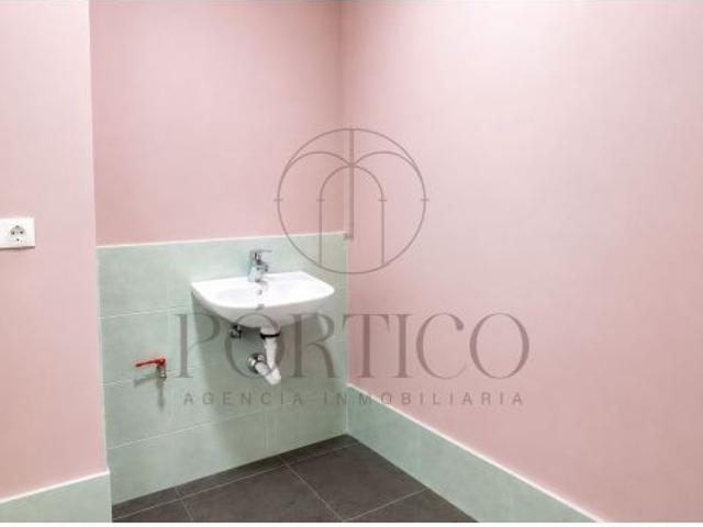 ¡Impecable y listo para entrar! Local comercial céntrico en O Porriño