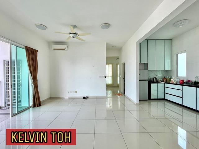 IMPERIAL RESIDENCE CORNER UNIT 1200sf BASIC RENO 2 CARPARKS TOWN VIEW