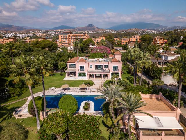 Imponente finca con pista de tenis privada en Paraíso Barronal, Estepona