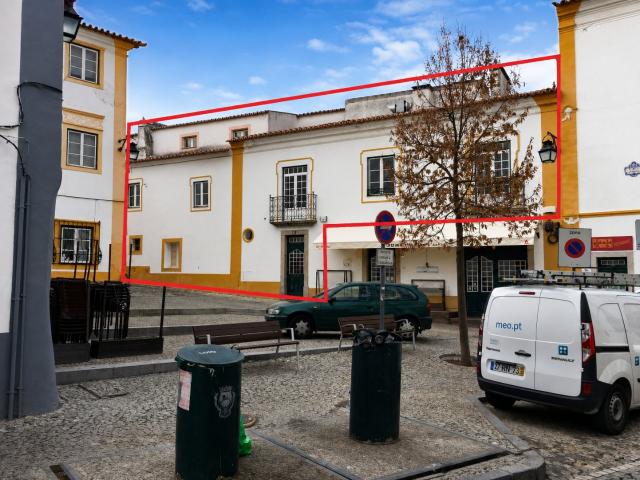 ️ Imponente Moradia Tradicional de 457 m² com 3 Frentes, Pátio e Terraço | Centro Histórico de Évora