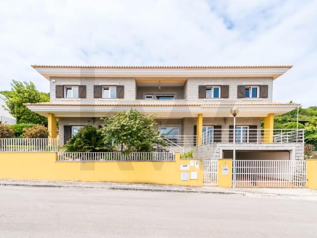 Imponente Moradia no Alto do Miradouro: Vista Panorâmica e Exclusividade na Quinta da Moura