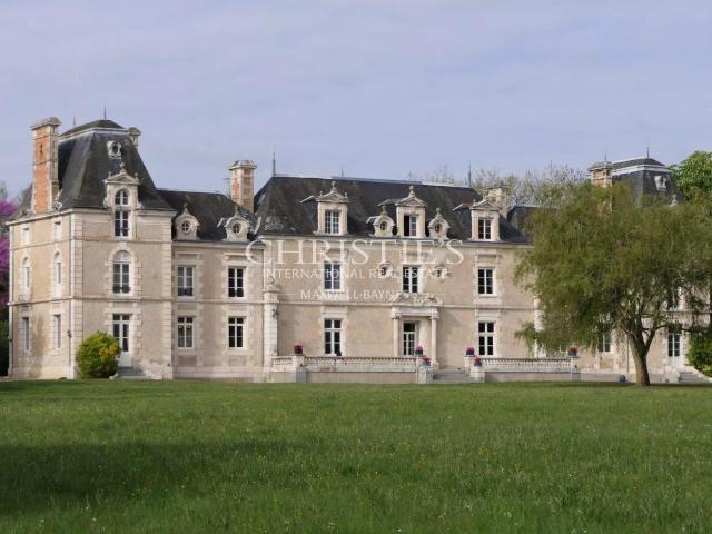 Imposant Château du XIXe Siècle avec Maison de Gardien, à Se. 760m² Dienné
