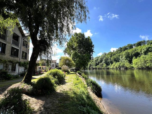 Imposant Complexe Immobilier, Potentiel Revenu, Calme et Dét. 173m² Saint Junien