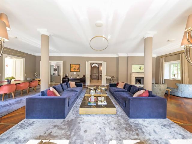 IMPOSANTE DELUXE DESIGNER VILLA mit High End Interior + Indoor Pool am Park