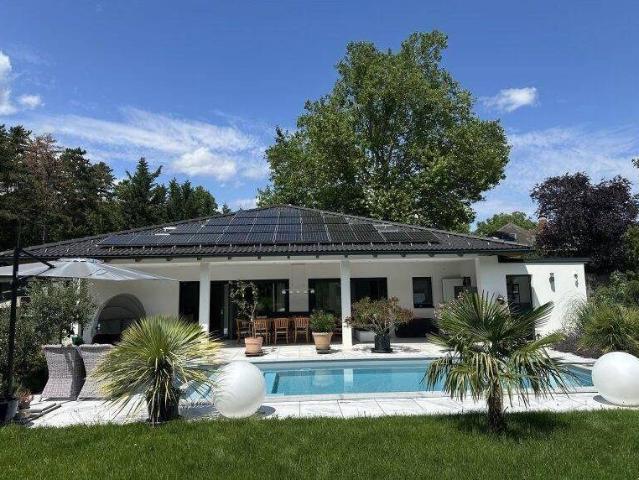 Imposantes Haus, Schöner Garten, Salzwasserpool, beste Waldrandlage und provisionsfreier Verkauf