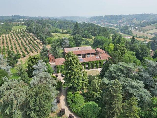 Importante tenuta nel Monferrato con oltre 27 ha di terreno 3176m² Asti