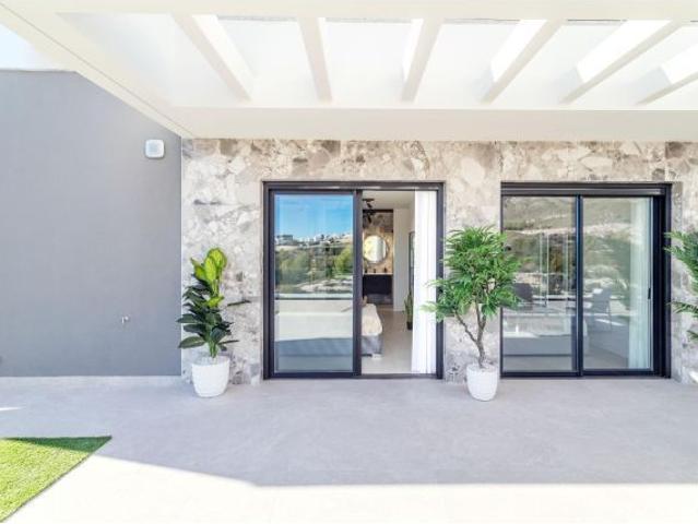 IMPRESIONANTE ATICO DE 2 DORMITORIOS CON TERRAZA DE 130M2 EN FINESTRAT!