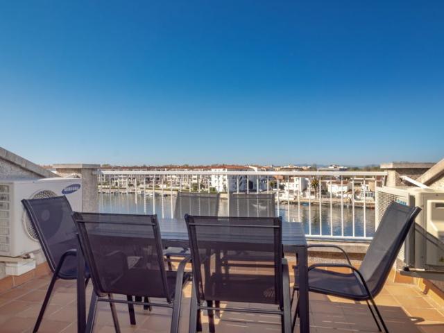 Impresionante apartamento con vistas al lago, orientado al s. m² Empuriabrava