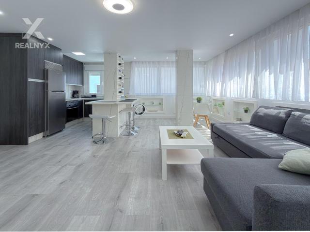 Impresionante apartamento con increíble diseño y excelente iluminación natural + Piscina comunitaria y a solo 220 mts de la playa