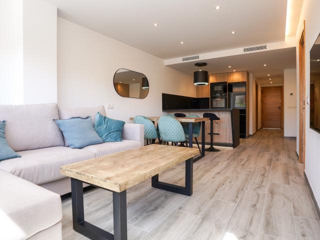 Impresionante apartamento renovado de 3 habitaciones en Estepona Pueblo – A un paso de la playa y el puerto