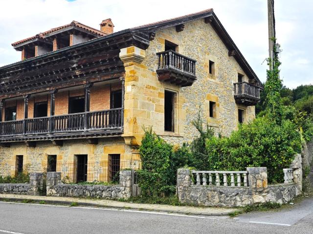 Impresionante Casona Montañesa en Ruiloba: Oportunidad Única de Inversión en la Costa Cantábrica
