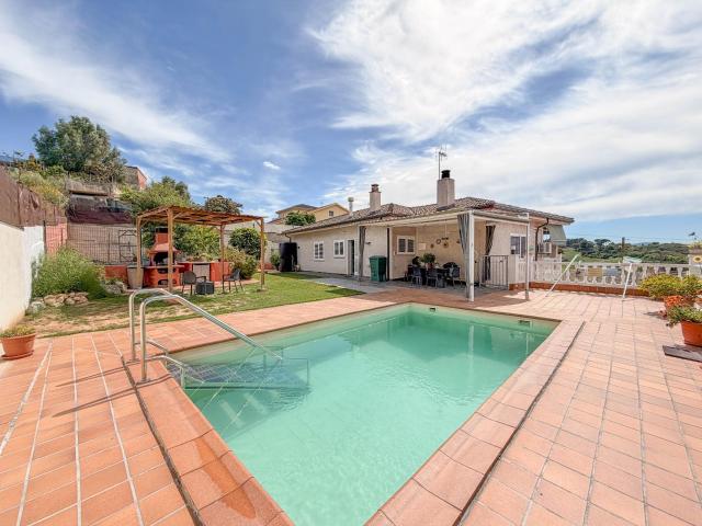 Impresionante Casa con magnifica ZONA EXTERIOR con PISCINA en Castellbisbal