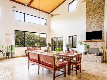 Impresionante Casa con Vista a la Montaña en Venta en El Salto, Boquete