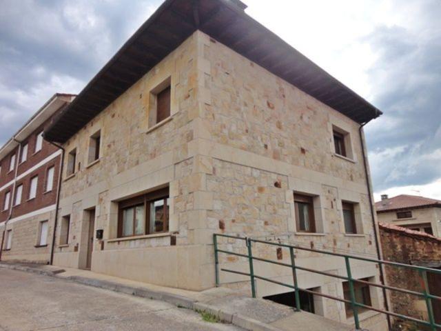 IMPRESIONANTE CASA DE PIEDRA EN VILVIESTRE DEL PINAR BURGOS