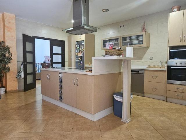 Impresionante Chalet en Urbanización Encinares de Alcolea con Piscina y Amplias Estancias