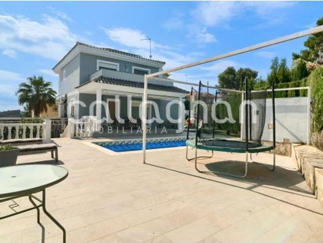 Impresionante chalet en Colinas de Venta Cabrera