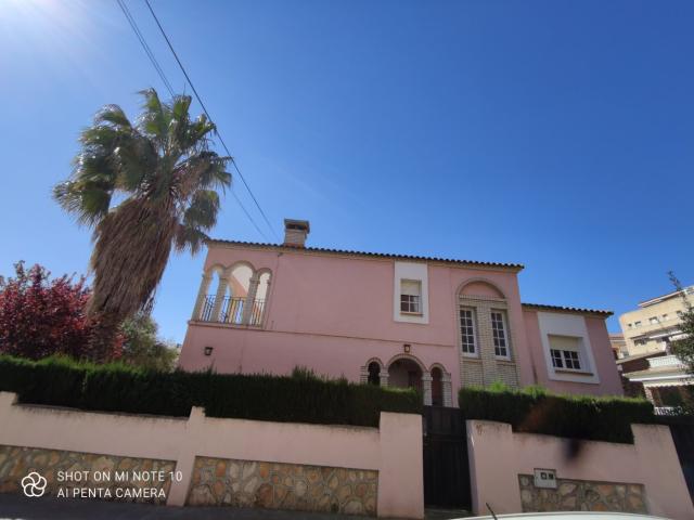 IMPRESIONANTE CHALET EN EL CENTRO DE VENDRELL