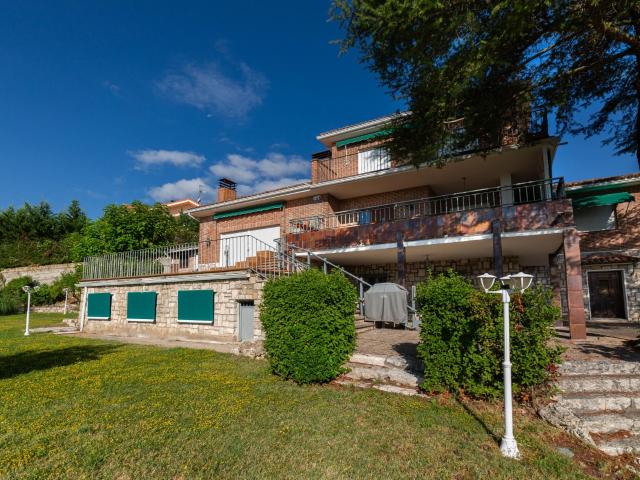 IMPRESIONANTE CHALET EN LA URBANIZACIÓN EL OTERO