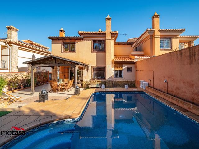 ESPECTACULAR CHALET EN LA ZUBIA