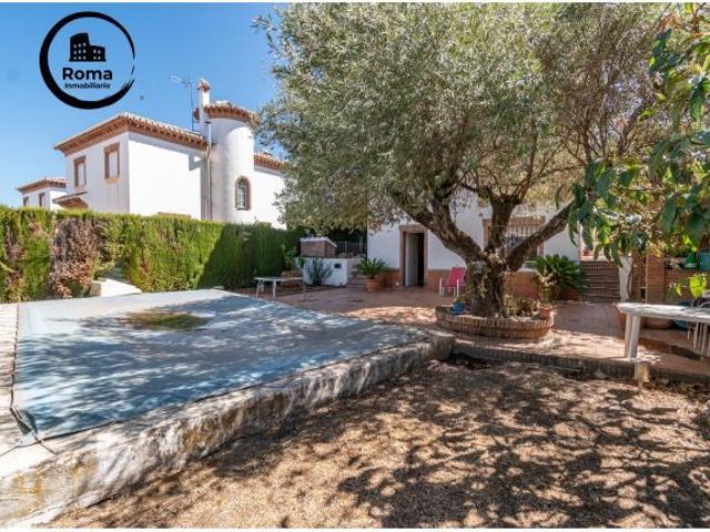 Impresionante Chalet en La Zubia con Piscina y Espacios Amplios