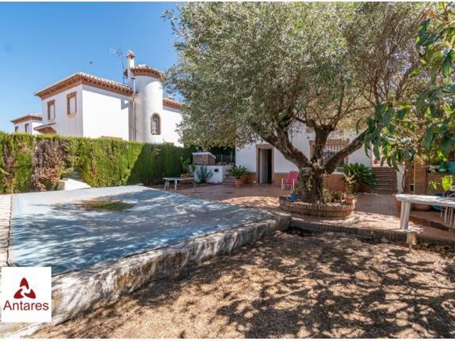 Impresionante Chalet en La Zubia Piscina y Espacios Amplios