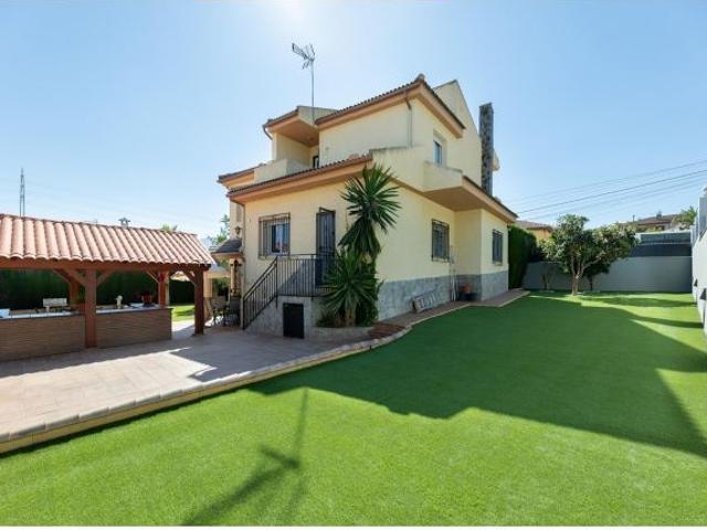 ¡Impresionante Chalet en Otura con Piscina y Jardín!