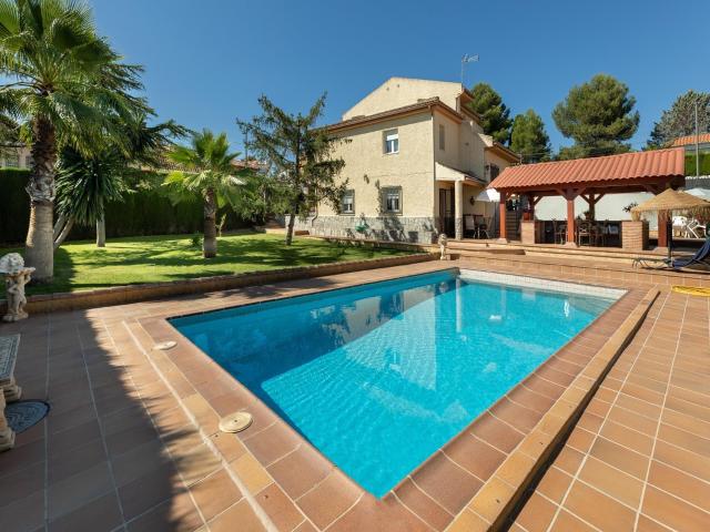 ¡Impresionante Chalet en Otura con Piscina y Jardín!