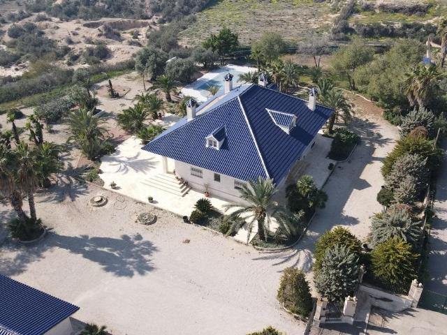 Impresionante chalet independiente situado en una de las z. 250m² Elche