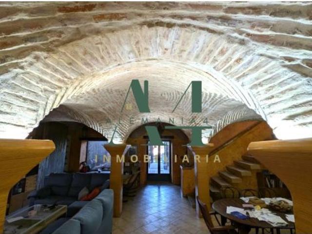 Impresionante Chalet Semireformado en el Corazón de Cáceres por €621,900